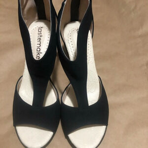 Tastemaker SZ 9 peep toe heels
